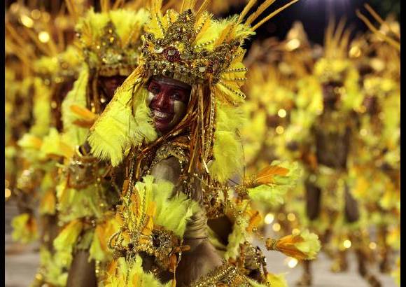 Reuters - Dorada y amarilla, ex&#243;tica y colorida la escuela de samba Beija-Flor.