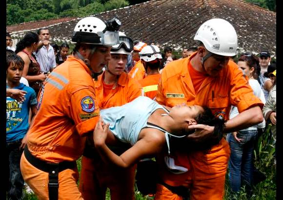 Esteban Vanegas, enviado especial - Además de encargarse del rescate de los trabajadores atrapados en el socavón, los organismos de socorro debieron atender varias personas desmayadas que no aguantaron la presión de la trágica historia.