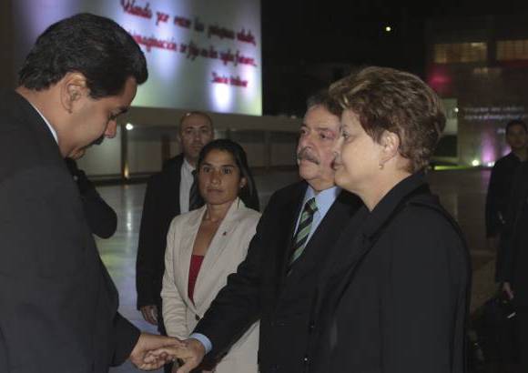 AP - Dilma Rousseff, presidente de Brasil, tambi&#233;n asisti&#243; a la capilla ardiente de Ch&#225;vez.