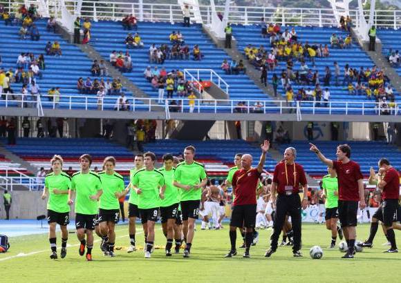 Colprensa - Calentamiento de los jugadores de Nueva Zelanda antes del arranque del compromiso.