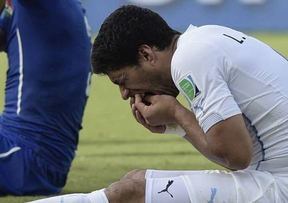 AFP - En redes sociales ha sido tendencia Luis Su&#225;rez por esta mordida. El p&#250;blico pide sanci&#243;n.