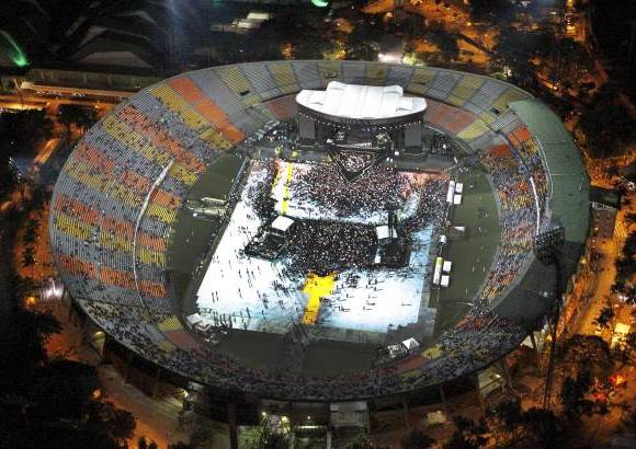 Robinson S&#225;enz - Sobrevuele junto con EL COLOMBIANO el concierto de Madonna. Las grader&#237;as se comienzan a llenar cada vez m&#225;s y a nadie le importa la lluvia, ni la espera, todos quieren ver a su artista.