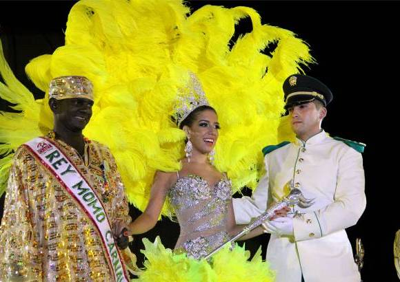 Colprensa - Uno de los personajes más emblemáticos del Carnaval, el Rey Momo, Jairo Cáceres, junto a la reina electa del este año Marcela Dávila y su edecán durante la coronación.