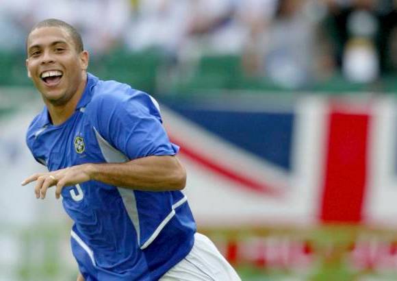 Reuters - La mayor marca de la carrera de Ronaldo fue la selección brasileña. Además de ser superado sólo por el astro Pelé en la lista de goleadores de la historia del equipo, el delantero fue el gran nombre en el quinto título conquistado por Brasil en el Mundial de Japón y Corea 2002.