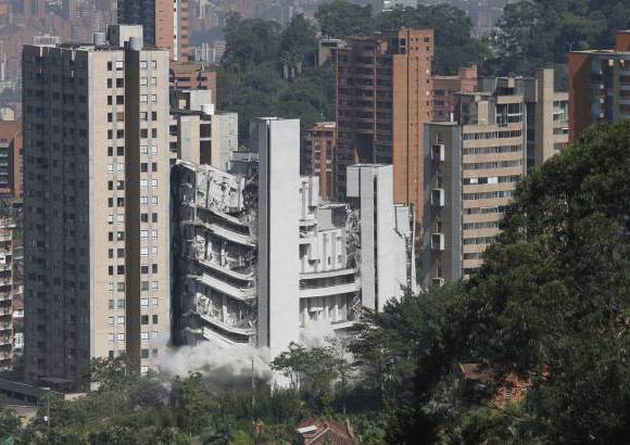Edwin Bustamante - 79 apartamentos, cada uno con un valor aproximado de 300 millones de pesos fueron derrumbados en la implosi&#243;n.