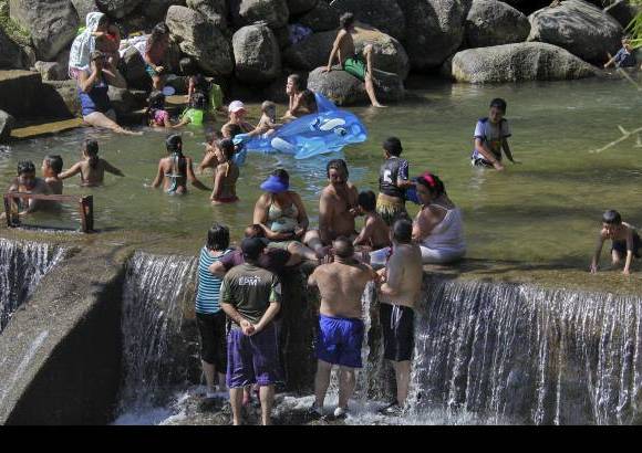 Henry Agudelo - Ba&#241;ado por cascadas, charcos y quebradas, Cocorn&#225; esta situado a 79 kil&#243;metros de Medell&#237;n en el Oriente antioque&#241;o. Los turistas regresaron a disfrutar de su calor, sus aguas y todo lo que hay para pasarla bien y en familia.