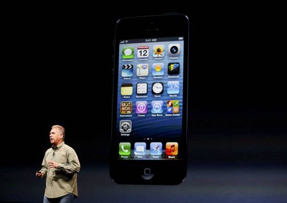 Reuters - Apple Inc lanz&#243; en un evento realizado en el Centro Yerba Buena en San Francisco el iPhone 5, un modelo m&#225;s delgado, con una pantalla m&#225;s grande y tecnolog&#237;a 4G.