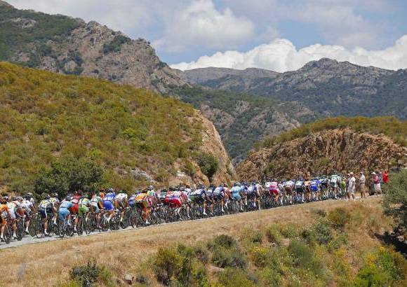 AP - Las monta&#241;as de C&#243;rcega fueron el escenario ideal del inicio del Tour-100 a&#241;os.