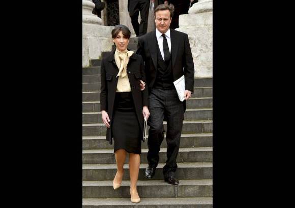 Reuters - Primer ministro británico Cameron y su esposa salen después del funeral de Margaret Thatcher.