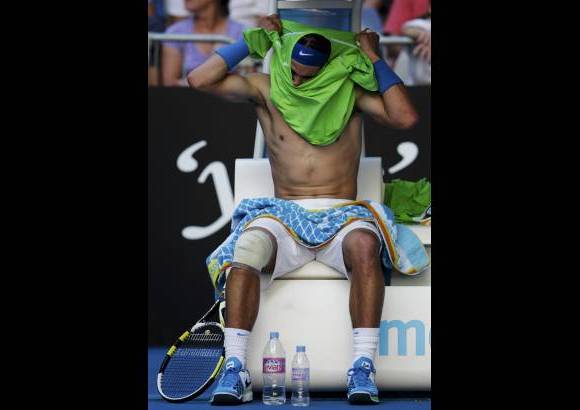Reuters - El n&#250;mero dos del mundo entr&#243; a jugar en el primer Grand Slam de la temporada con su rodilla derecha vendada, y al final del duelo reconoci&#243; que padece una dolencia en los tendones de la articulaci&#243;n que por poco caus&#243; que desistiera competir.