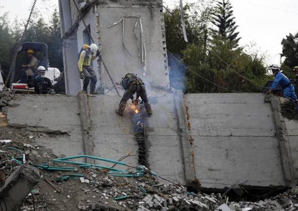 Manuel Saldarriaga - Las labores de rescate y remoci&#243;n de escombros en el complejo residencial Space se concentran alrededor del ducto del ascensor de la torre seis que colaps&#243; hace once d&#237;as.