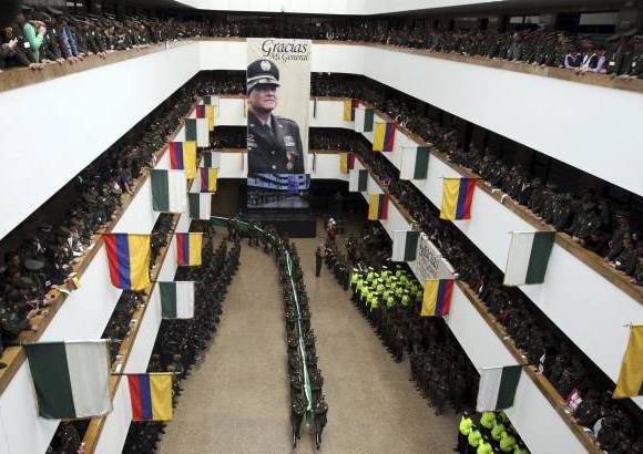 Foto Manuel Saldarriaga - Cientos de polic&#237;as se reunieron en la Direcci&#243;n General para despedir al general Naranjo.