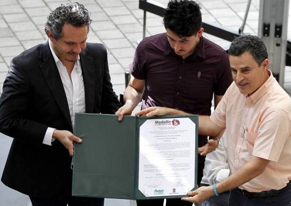 Foto Jaime Pérez - La firma ganadora es Mazzanti Arquitectos. El galardón lo entregó el alcalde Aníbal Gaviria.