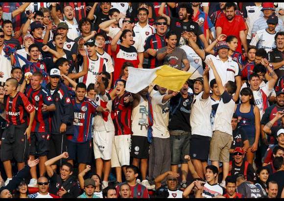 AP - Los hinchas de San Lorenzo de Almagro agitaron desde la tribuna varias banderas del Vaticano durante el encuentro del equipo con el Newell.