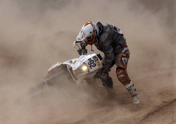 AP - El desafío para los participantes del Rally Dakar no solo está dado por el terreno agreste. El clima y las altas temperaturas son otros de los factores que los corredores deben sortear.