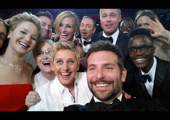 AP - Esta fue la foto final que sali&#243; publicada en Twitter. La autofoto que super&#243; los dos millones de retuits.
