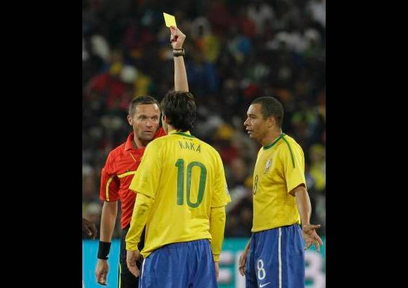 Reuters - Sin embargo, la victoria brasile&#241;a se vio opacada cuando el estelar Kak&#225; sufri&#243; una expulsi&#243;n por una doble amonestaci&#243;n a dos minutos del final del partido.