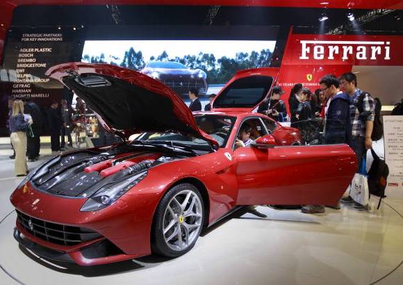 AP - Ante la debilidad de los mercados en Estados Unidos y Europa, China es la esperanza. En la imagen un Ferrari F12 Berlinetta.