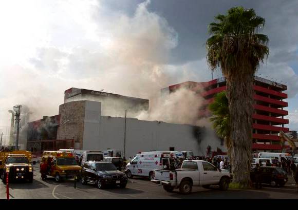 AP - El ataque incendiario contra un casino en la ciudad norteña mexicana de Monterrey provocó la muerte de por lo menos 52 personas, entre jugadores y empleados. El Casino Royale fue rociado con gasolina para provocar el incendio.
