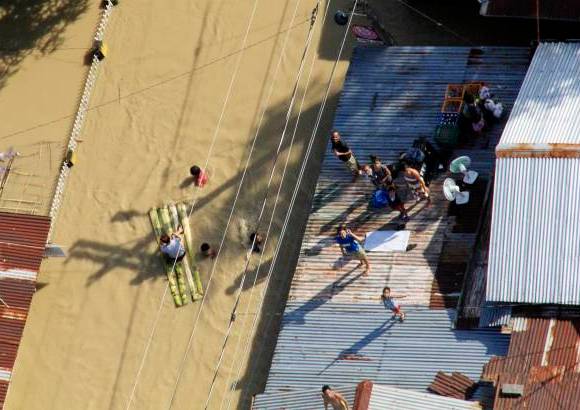 AP - Pese a que el tifón Nesat abandonó el país el pasado miércoles, en algunas zonas las inundaciones han empeorado en los últimos días debido a que la mayor parte de las presas de la isla de Luzón llevan días liberando agua para evitar desbordamientos.