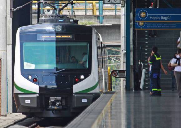 Juan Fernando Cano - El ejercicio consiste en simular el viaje completo del tren, realizando parada en todas las estaciones y abriendo sus puertas. A diferencia del servicio habitual, los vagones en prueba no transportan usuarios.