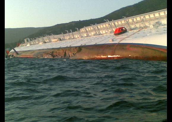 Reuters - El barco acababa de comenzar su traves&#237;a.