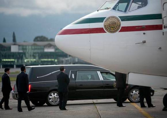 AP - A bordo del avi&#243;n militar fletado por el Gobierno mexicano, viajaron el ministro de Cultura de Guatemala, H&#233;ctor Escobedo, y el embajador argentino en ese pa&#237;s, Ernesto L&#243;pez, quien hizo las gestiones para repatriar el cad&#225;ver del artista, fallecido a los 74 a&#241;os.