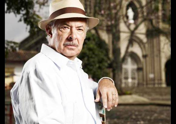 Cortes&#237;a Canal Caracol - Un patriarca incorruptible. &quot;Ojal&#225; los j&#243;venes no heredaran los problemas pol&#237;ticos que tiene Colombia, sino que la sociedad civil fuera capaz de mantener la rectitud&#34;, afirma Germ&#225;n Jaramillo, actor y director manizalita que le da vida a Octavio Mej&#237;a, el patriarca cafetero de La bruja, un pol&#237;tico de principios morales intachables.