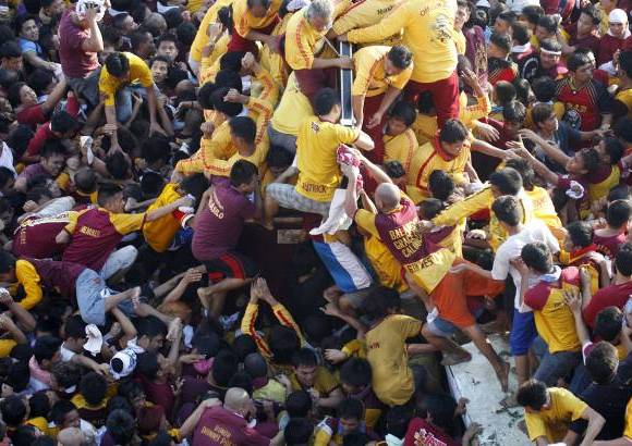 AP - A pesar de la advertencia del Gobierno, unas tres millones de personas salieron a las calles para acompa&#241;ar durante las primeras horas al Nazareno Negro, y seg&#250;n estimaciones oficiales, hasta seis millones a lo largo de toda la jornada festiva.