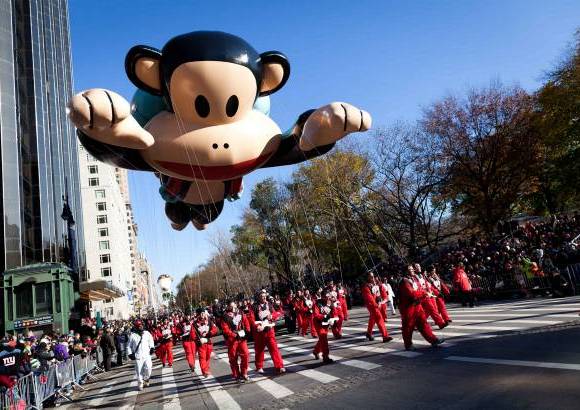 AP - Un mono con una mochila propulsora en la espalda es uno de los globos nuevos de este a&#241;o.