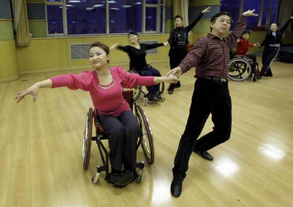 Reuters - La discapacidad f&#237;sica es un impedimento para bailar, as&#237; qued&#243; demostrado en Beijing. Dos veces a la semana, un grupo de 42 bailarines entre ellos 24 mujeres con discapacidad f&#237;sica se re&#250;nen para bailar.
