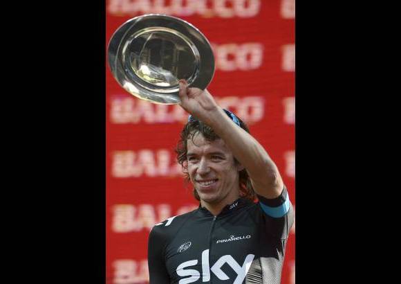 AP - Rigoberto Ur&#225;n celebra desde el podio con el trofeo que lo acredita como subcampe&#243;n del Giro de Italia.