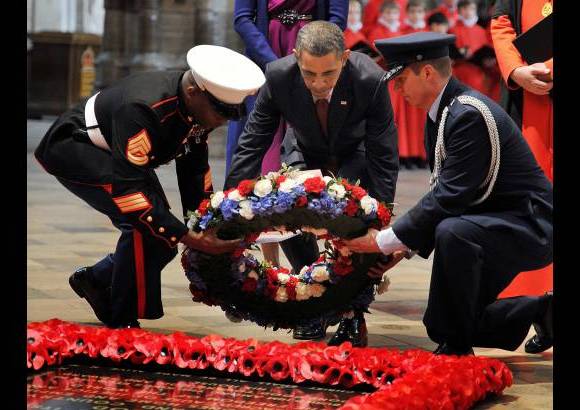 Reuters - La pareja presidencial se desplaz&#243; a la abad&#237;a de Westminster para depositar una corona de flores ante la Tumba del Soldado Desconocido.