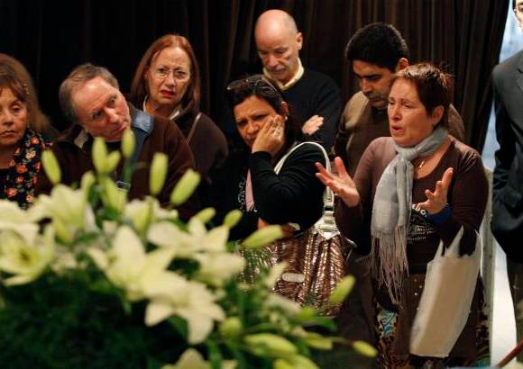 AP - La viuda de Cabral hab&#237;a dispuesto unos funerales &#237;ntimos, pero el clamor de los admiradores del artista y de sus colegas hizo que cambiara de opini&#243;n y aceptara que el f&#233;retro fuese velado en el peque&#241;o Teatro ND Ateneo, de Buenos Aires.