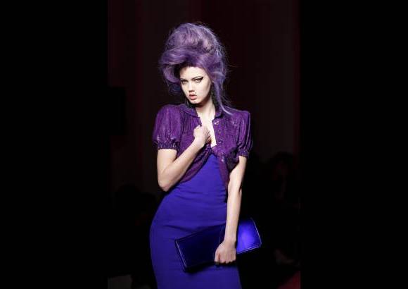 Reuters - El pelo cargado a lo Winehouse estuvo presente con colores muy vivos, rosas, verdes o amarillos y obviamente negro.