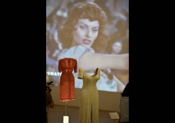 AFP - Im&#225;genes de las pel&#237;culas se proyectan en la exposici&#243;n.