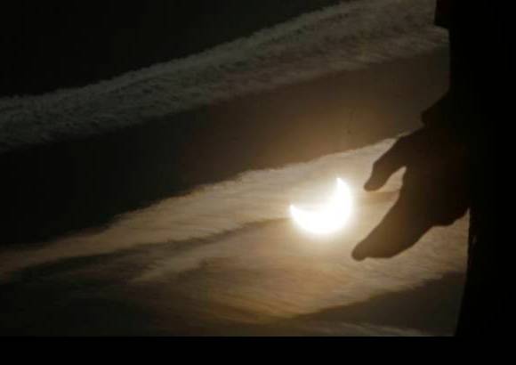 Reuters - Los meteor&#243;logos del Servicio Alem&#225;n de Meteorolog&#237;a subrayaron que el eclipse se vio acompa&#241;ado la pasada noche por el m&#225;ximo anual de lluvia de estrellas fugaces de las Cuadr&#225;ntidas, procedentes de la constelaci&#243;n del Boyero.