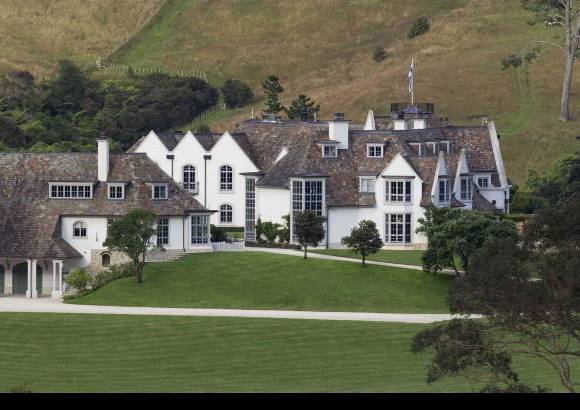 Reuters - Dotcom, para quien un tribunal de Auckland ha decretado prisi&#243;n preventiva a pesar de que sostiene que no tiene &quot;nada que ocultar&quot;, afronta una pena de hasta 55 a&#241;os de c&#225;rcel en el caso de que sea deportado a Estados Unidos y declarado culpable de los delitos que las autoridades de este pa&#237;s le imputan.