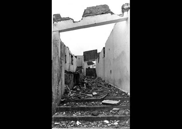 FOTO ARCHIVO EL COLOMBIANO - El 19 de junio de 1991, tras una anunciada negociaci&#243;n, Pablo Escobar se entrega a las autoridades colombianas para ser recluido en La Catedral; la c&#225;rcel llena de lujos construida por el mismo capo, que eran disfrutados a placer por &#233;l y sus sicarios.