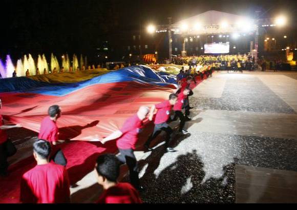 Colprensa - El presidente Juan Manuel Santos vistió la camiseta amarilla de la selección de Colombia y le entregó al técnico Hernán Darío Gómez la bandera que llevará en la Copa América, en un colorido acto celebrado el jueves por la noche.