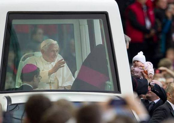 AP - Benedicto XVI concluyó la jornada berlinesa con una misa en el Estadio Olímpico, ante unas 70.000 personas, en su primer baño de multitudes, ante las que volvió a condenar los casos de pederastia y dijo que en la Iglesia hay "peces buenos, malos, grano y cizaña".
