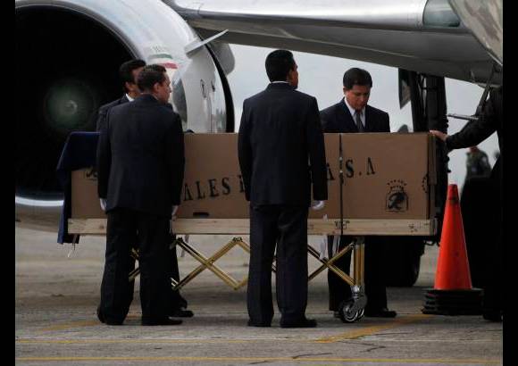 Reuters - Los restos mortales del cantautor argentino Facundo Cabral, asesinado el pasado s&#225;bado en Guatemala, llegaron este martes al sector militar del aeropuerto Jorge Newbery de Buenos Aires en un avi&#243;n de la Fuerza A&#233;rea de M&#233;xico.