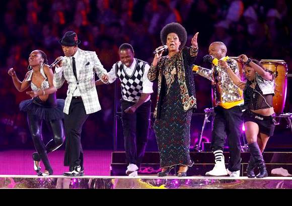 Reuters - Junto con Shakira actuaron por tanto artistas sudafricanos como los ganadores de un premio Grammy Ladysmith Black Mambazo, el grupo JOZI, Stoan Seate, Slikour, Zuluboy, Abigail Kubeka, Theo Kgosinkwe, y el cantante afrikaans Nianell.