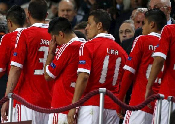 AP - Benfica sufri&#243; otro descalabro en los segundos finales, luego de perder el fin de semana el invicto y el liderato en la liga portuguesa a manos del Porto.
