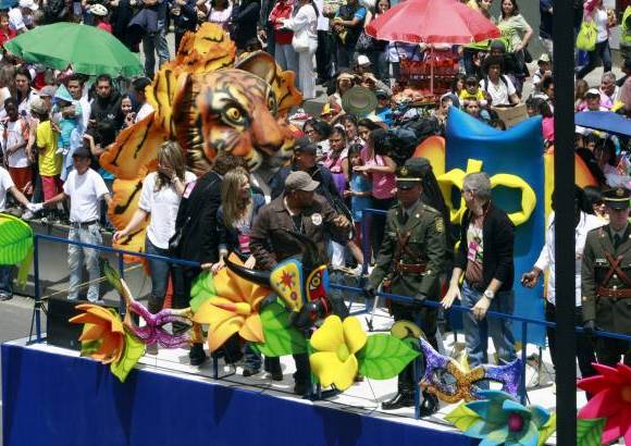 Colprensa - El recorrido estuvo amenizado por 70 grupos musicales, 18 grupos folcl&#243;ricos, 30 presentaciones folcl&#243;ricas de diferentes regiones y pueblos de Colombia.