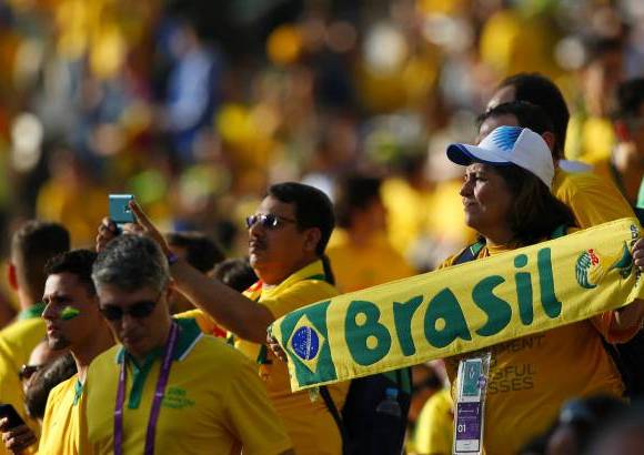 FOTO AFP - &quot;Queremos vivir este Mundial en casa y disfrutarlo. Para muchos de nosotros es una fiesta&quot;, dijo el paulista Carlos Alberto, un hincha de 41 a&#241;os.