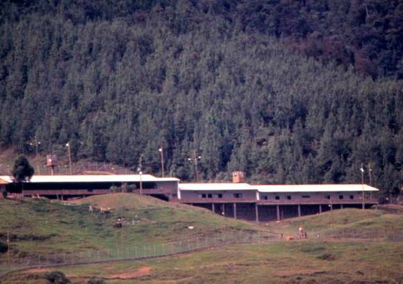 FOTO ARCHIVO EL COLOMBIANO - El 19 de junio de 1991, tras una anunciada negociaci&#243;n, Pablo Escobar se entrega a las autoridades colombianas para ser recluido en La Catedral; la c&#225;rcel llena de lujos construida por el mismo capo, que eran disfrutados a placer por &#233;l y sus sicarios.