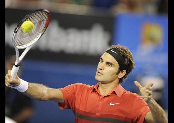 AP - El tenista suizo Roger Federer pas&#243; la ronda inicial del Abierto de Australia sin grandes contratiempos al superar al ruso Alexander Kudryavtsev por 7-5, 6-2 y 6-2, en 1 hora y 38 minutos de juego, y sumar su victoria n&#250;mero 60 en el torneo del Melbourne.