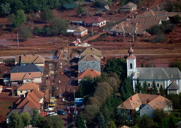 AP - La inundación fue provocada por la rotura de una balsa de acumulación de una empresa fabricante de aluminio.