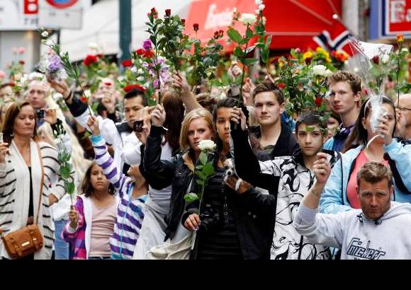 Reuters - Cientos de personas congregadas en los memoriales improvisados en varios puntos de la capital enmudecieron, el transporte p&#250;blico se detuvo y las televisiones locales callaron por 60 segundos, tras casi 48 horas de informaci&#243;n ininterrumpida sobre la tragedia, mientras en todo Oslo tan s&#243;lo se percib&#237;a el graznido de las gaviotas.